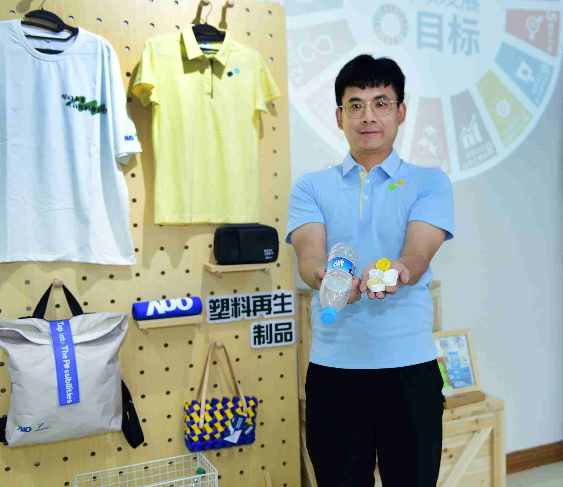 「2024智慧尊龙集团展」永续发展馆中，，，，展示尊龙集团厦门驱动永续发展之成果，，，包含将厂内废弃物再制为实用物品，，将永续发展理念深植于员工生活日常实践