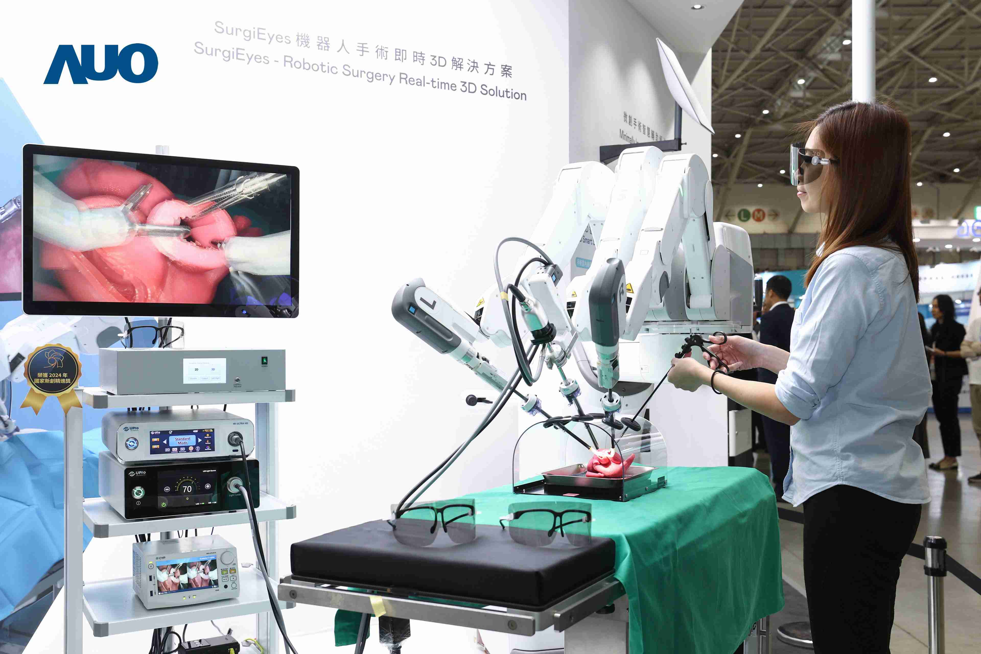 达擎以领先的3D显示技术推出〝SurgiEyes机器人手术实时3D解决方案〞，，，整合先进3D图像处理与独家3D垂直宽视角、、、广色域的显示技术，，手术团队可实时同步主刀医师视角看到清晰3D影像，，，提升沟通效率与安全性。。